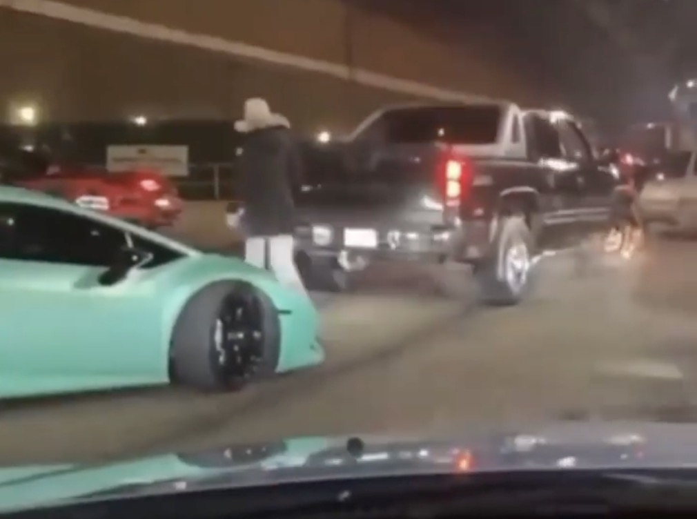 Pickup bakker ind i Lamborghini